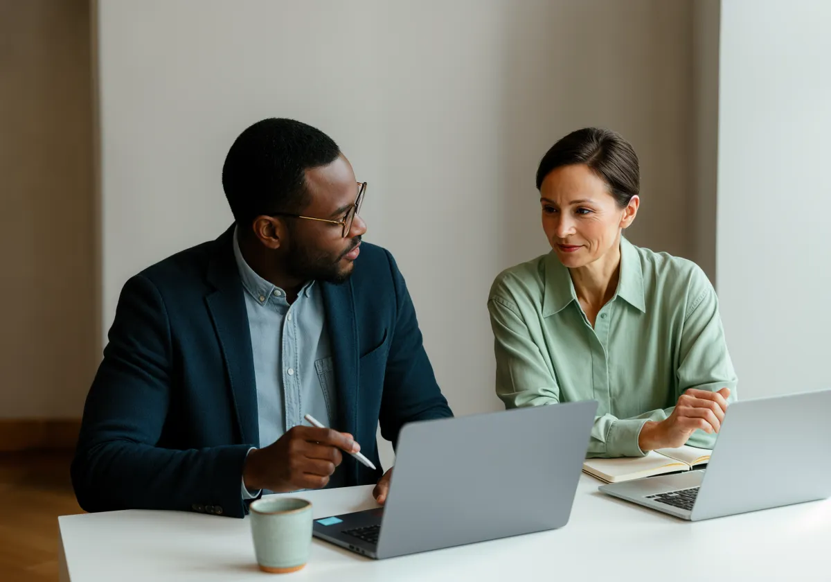 Mentor berät Gründer im Büro
